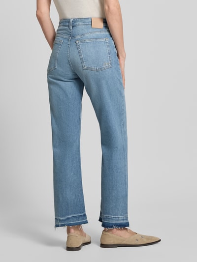 Frauenmodel trägt Cropped Jeans aus Baumwoll-Mix Modell 'C-SOFT KICK FLARE1.0' von BOSS Orange in Denim-Optik, Passform Flared, Länge Cropped, Label-Patch, Nieten, Gürtelschlaufen, Knopf- und verdeckter Reißverschluss, Beinabschluss mit Fransen, 5-Pocket-Design, Material Baumwoll-Mix. Ganzkörperansicht Rückansicht.