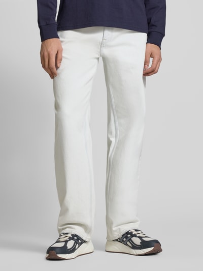 Männermodel trägt Straight Fit Jeans im Used-Look von Calvin Klein Jeans in Weiß mit Eingrifftaschen, reine Baumwolle, Nahaufnahme Unterkörper.