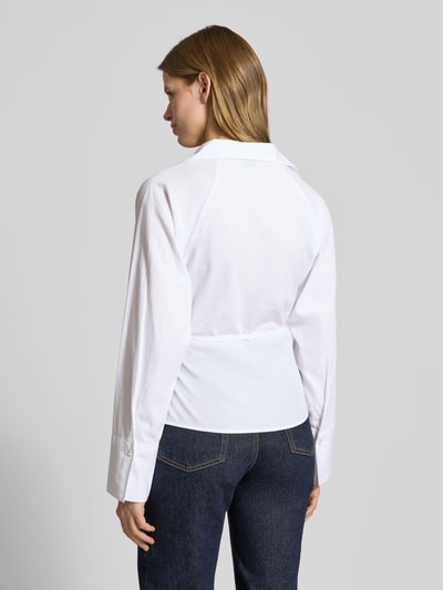 Männermodel trägt Regular Fit Hemdbluse mit Umlegekragen von Gina Tricot, reine Baumwolle, krój regular fit, asymetryczny fason, tył, długi rękaw, widok całej sylwetki z tyłu.