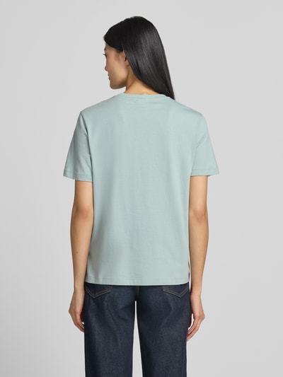 Frauenmodel trägt damski t-shirt z nadrukiem, okrągły dekolt, krój regular fit z bawełny, model 'SYBILLA' od Vila, długość tyłu w rozmiarze S: 58 cm, całkowita tylna perspektywa