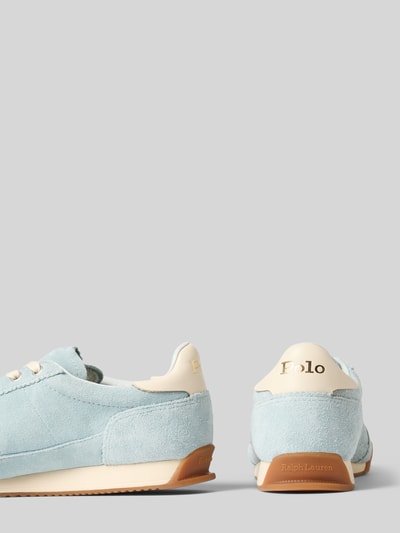 Produktfoto, Sneaker aus echtem Rindsleder von Polo Ralph Lauren für Damen in Hellblau mit weißen Details und beiger Gummisohle.