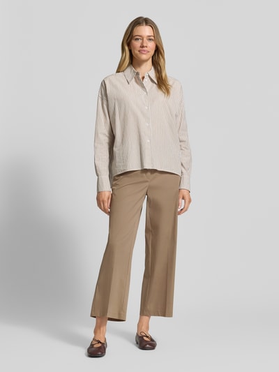 Frauenmodel trägt Regular Fit Chino aus Baumwoll-Mix Modell 'CALIFORNIA' von Cambio, Optik: Unifarben, Popeline, Ganzkörperansicht von vorne.