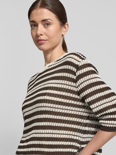 Frauenmodel trägt Strickshirt mit 3/4-Arm Modell 'Punny' von OPUS, braun-weiß gestreift, Baumwoll-Mix, Regular-Fit, Nahaufnahme Oberkörper.