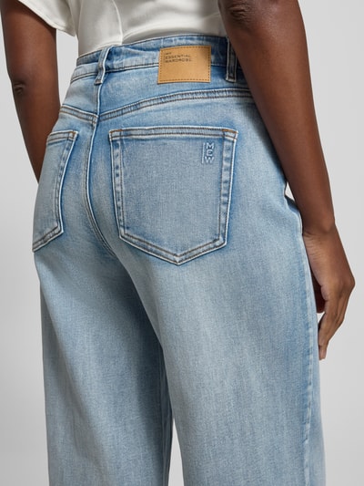 Kobiece modelka nosi Wide Leg Jeans mit fixiertem Aufschlag Modell 'Dikan' od My Essential Wardrobe, jasnoniebieski, bawełna z domieszką stretchu, 5 kieszeni, szlufki, szew z podwinięciem, detal skórzany z logo, szerokość w rozmiarze 27/32: 36 cm, długość nogawki wewnętrznej: 80 cm, ujęcie z tyłu bioder, zbliżenie.