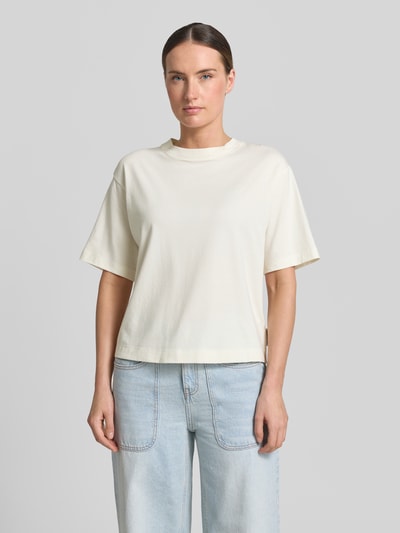 Frauenmodel trägt Regular-Fit T-Shirt aus Baumwoll-Mix von Marc O'Polo in hellem Weiß, glatte Textur, Damen T-Shirt, Ganzkörperansicht von vorne.