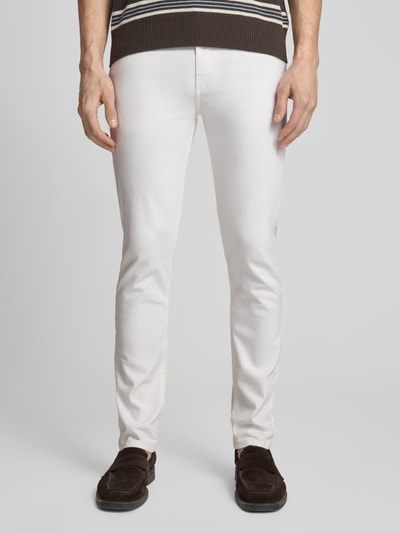 Männermodel trägt Slim Fit Jeans mit Eingrifftaschen von Lindbergh in Weiß, Baumwoll-Elasthan-Mix, Ganzkörperansicht von vorne. Bundweite 40 cm, Innenbeinlänge 78 cm, Knopf-Reißverschluss.