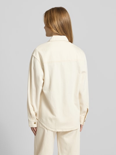 Vrouwenmodel draagt Regular Fit Jeanshemd uit mix van katoen en lyocell van Pepe Jeans, dames jeanshemd, volledige achteraanzicht.