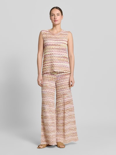 Frauenmodel trägt Hose aus Viskose-Mix im Allover-Look von Christian Berg Woman, sanfte Pastellfarben, elastischer Bund, Ganzkörperansicht von vorne. Damen Hose, Wide Leg, Innenbeinlänge 82 cm, Bundweite 32 cm, Größe S.