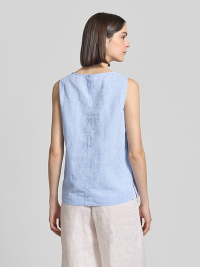 Vrouwenmodel draagt Blusentop aus Leinen mit Rundhalsausschnitt van Christian Berg Woman in lichtblauw, regular fit, ruglengte maat 36: 54 cm, zuiver linnen, brede bandjes, rugaanzicht volledige lichaamsopname.