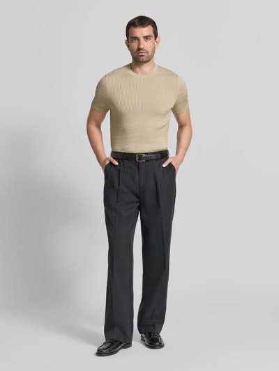 Mężczyzna nosi Strickshirt mit Strukturmuster Modell 'Elio' von JOOP! COLLECTION z bawełny, krój slim fit, okrągły dekolt, fakturowany wzór, długość tyłu w rozmiarze M: 67 cm, pełen widok z przodu.