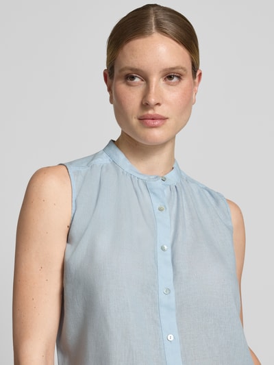 Vrouwenmodel draagt Regular Fit Blusentop uit mix van viscose en linnen van Christian Berg Woman, lichte blauwe tint, ronde hals, knoopsluiting, ruglengte bij maat 36: 61 cm, close-up bovenlichaam.