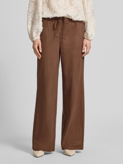 Frauenmodel trägt Wide Fit Stoffhose mit Gesäßtasche von Oui, brauner Stoff, elastischer Bund, lockerer Schnitt, Nahaufnahme Unterkörper.