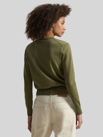 Frauenmodel trägt Regular Fit Strickjacke mit Logo-Stitching von Polo Ralph Lauren in Olivgrün, elastischer Baumwoll-Mix, Rückansicht