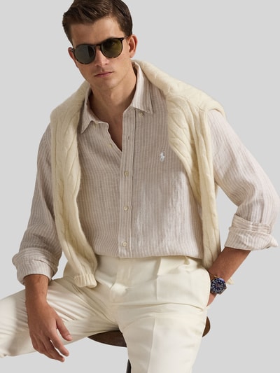 Männermodel trägt Regular Fit Freizeithemd aus reinem Leinen von Polo Ralph Lauren in Mehrfarbig Optik mit Gestreift Muster, Ganzkörperansicht von vorne.