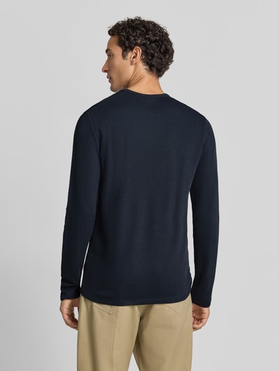 Männermodel trägt Regular Fit Longsleeve aus reiner Baumwolle Modell 'Basic' von Lindbergh in Dunkelblau, Ganzkörperansicht Rückansicht. Rückenlänge bei Größe M: 73 cm, Rundhalsausschnitt.