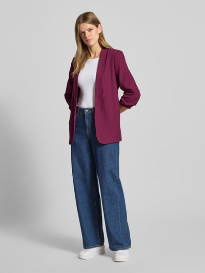 Frauenmodel trägt Regular Fit Longblazer mit Viskose-Anteil Modell 'BOSELLA' von Pieces, Optik: Unifarben, 3/4-Arm, Webstruktur, Ganzkörperansicht von vorne.