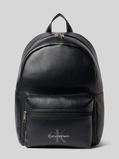 Produktfoto, Rucksack in Leder-Optik von CK Calvin Klein in Schwarz mit glatter Textur und silberfarbenen Reißverschlüssen, Herren Rucksack