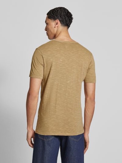Męski model nosi T-Shirt aus Baumwolle Modell 'SPLIT' od Jack & Jones, kolor beżowy, prosta faktura, bawełna, krój regular fit, widok całej sylwetki z tyłu
