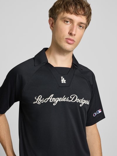 Männermodel trägt Relaxed Fit poloshirt mit gestikt logo van Champion, polokraag, met korte mouwen, ruglengte maat M 70 cm, Nahaufnahme Oberkörper