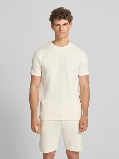 Männermodel trägt Regular Fit T-Shirt mit Viskose-Anteil Modell 'TREY' von Only & Sons, Optik: Unifarben, Struktur, Ganzkörperansicht von vorne.