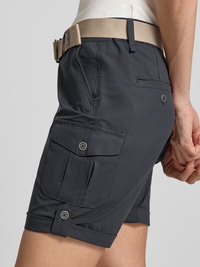 Frauenmodel trägt Shorts mit Hydrocool Effekt und Gürtel von G.I.G.A. DX, Regular Fit, Eingrifftaschen, Pattentaschen, Ganzkörperansicht Rückansicht.