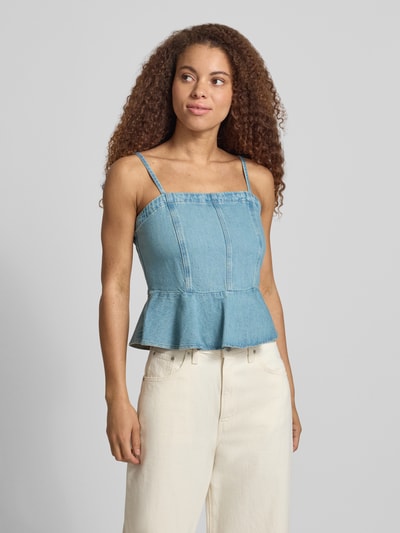 Frauenmodel trägt Slim Fit Trägertop aus reiner Baumwolle Modell 'ANDERSON FLOUNCE' von Levi's®, hellblauer Denim, Karree-Ausschnitt, Label Patch, Volantabschluss, verstellbare Spaghettiträger, Ganzkörperansicht von vorne