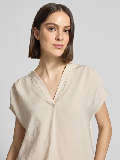 Vrouwenmodel draagt Blusenshirt aus Modal-Mix Modell 'Sawoko' van OPUS in naturel, relaxed fit, V-hals, dames modalmix, nahaufnahme bovenlichaam.