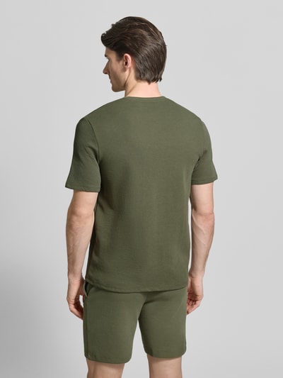 Männermodel trägt Regular Fit Pyjama-Oberteil aus Baumwoll-Mix Modell 'WAFFLE' von BOSS, Optik: Unifarben, Label-Stitching-Applikation, Rundhals, Kurzarm, Materialverarbeitung: Piqué, Ganzkörperansicht Rückansicht.