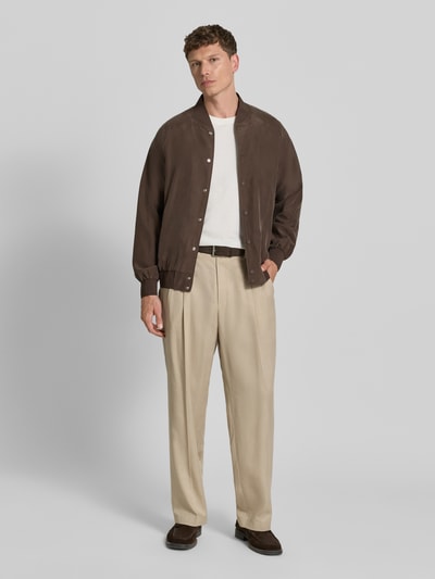 Männermodel trägt blouson aus zijde met ritszakken van bugatti in bruin, regular fit, opstaande kraag, knoopsluiting, zuiver zijde, ruglengte bij maat 50: 68 cm, schouderbreedte: 45 cm, borstwijdte: 60 cm, mouwlengte: 67 cm, ganzkörperansicht van voren