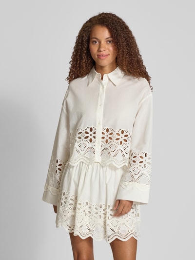EDITED Cropped Bluse mit Lochstickerei Modell 'Sophia' Offwhite 4