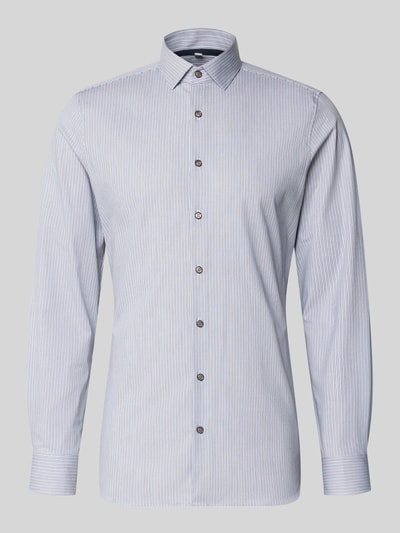 Produktfoto, Slim Fit Business-Hemd mit Kentkragen Modell 'Modern Kent' von OLYMP Level Five, Baumwoll-Mix mit Stretch-Anteil, feine blaue Streifen, Knopfleiste, glatte Textur, Herren Businesshemden, Maße bei Größe 40: Rückenlänge 79 cm, Schulterbreite 44 cm, Ärmellänge 68 cm.