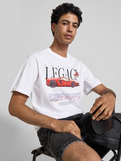 Männermodel trägt Relaxed-Fit Herren T-Shirt aus reiner Baumwolle Modell 'Photo' von Jack & Jones mit Statement-Print in Weiß, Nahaufnahme Oberkörper. Rückenlänge bei Größe M: 70 cm, Rundhalsausschnitt.