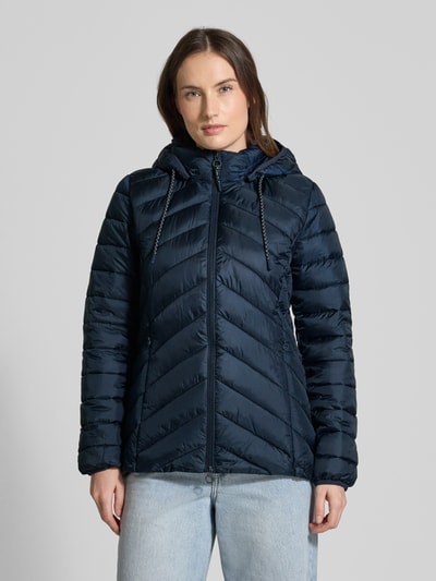 Vrouwenmodel draagt Regular Fit Steppjacke met afneembare capuchon van s.Oliver RED LABEL, unie kleur, ritszakken, lange mouwen, frontale totaalaanzicht.