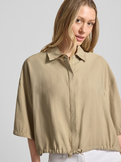 Vrouwenmodel draagt blouse met overhemdkraag van modalmix, loose fit model 'LAINAY' van Drykorn, trekkoordzoom, vooraanzicht, nahaufnahme bovenlichaam.