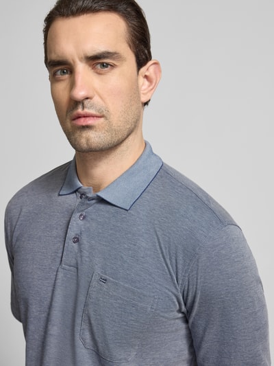 Mannelijk model draagt Regular Fit Poloshirt met borstzak van Christian Berg Men in melange blauw, katoenmix, polokraag, knoopsluiting, detailopname bovenlichaam.