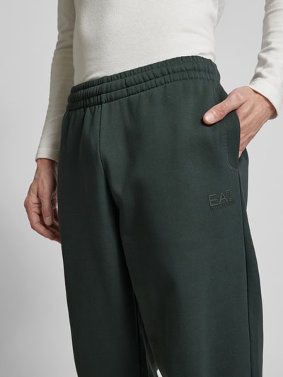 EA7 Emporio Armani Relaxed Fit Sweatpants mit Label-Print Modell 'TRAIN VISIBILTY' Dunkelgruen 3