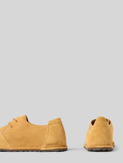 Produktfoto, Mokassins aus echtem Leder von Birkenstock in Beige mit abgerundeter Form, Schnürverschluss und strukturierter Sohle, Absatzhöhe 1 cm, Schafthöhe 9 cm, Schaftweite 10 cm