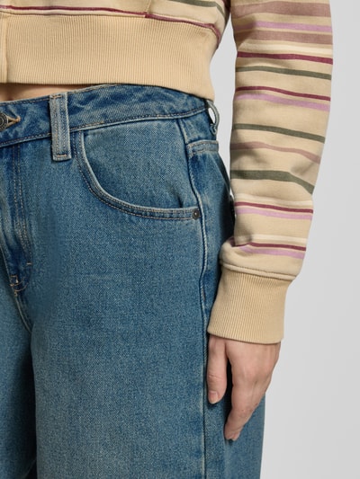 Frauenmodel trägt Jeans mit 5-Pocket-Design Modell 'HAZAL' von Noisy May aus reiner Baumwolle in lockerem Schnitt, Nahaufnahme Oberkörper.