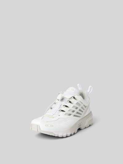Produktfoto, Sneaker mit Label-Prints von MM6 Maison Margiela in Weiß mit abgerundeter Form, Mesh-Einsätzen, strukturierter Sohle, Schnürverschluss, Absatzhöhe 4 cm, Schafthöhe 8 cm bei Größe 44.