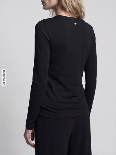 Frauenmodel trägt schwarzes Regular Fit Langarmshirt aus Viskose-Mix Modell 'MULTIE' von Max Mara, Damen Langarmshirt von Weekend Max Mara, Ganzkörperansicht Rückansicht, KI-modifiziertes Bild.