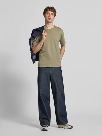 Männermodel trägt Relaxed Fit T-Shirt aus reiner Baumwolle von Marc O'Polo Denim, Optik: Unifarben, Rundhals, Kurzarm, Ganzkörperansicht von vorne.