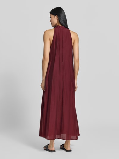 Frauenmodel trägt Midikleid aus Lyocell-Mix mit Cut Out von Jake*s Collection in Dunkelrot, A-Linie, lockerer Fall, Ganzkörperansicht Rückansicht.