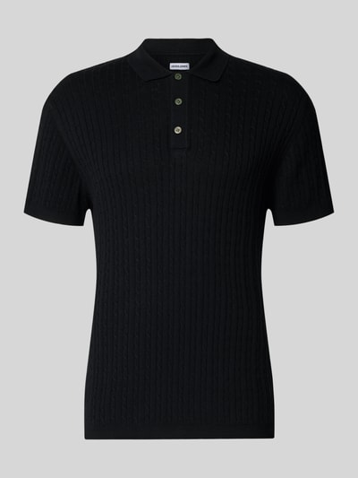 Produktfoto, schwarzes Slim Fit Strick-Poloshirt mit Zopfmuster, Baumwoll-Mix mit Viskose, Modell 'EMIL' von Jack & Jones, vorne abgebildet