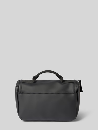 Produktfoto, Kulturtasche mit Label-Print Modell 'Texel Wash' von Rains in mattem Schwarz, glatte Oberfläche, rechteckige Form, Hauptfach mit Rundum-Reißverschluss, Steck- und Mesh-Fächer innen, abnehmbarer Schulterriemen, Breite 26 cm, Länge 18 cm, Tiefe 12 cm, Länge Schulterriemen 19 cm