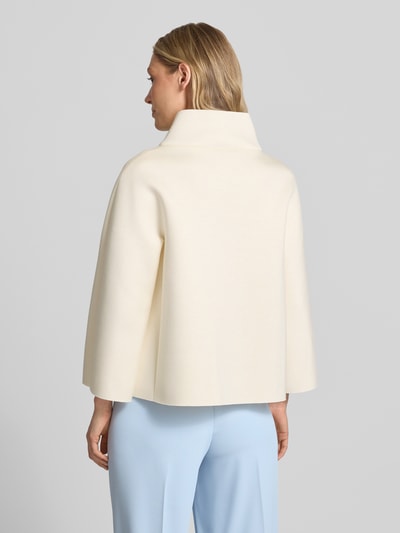Frauenmodel trägt Blazer aus Viskose-Mix mit Stehkragen von Rinascimento in Creme, gerader Schnitt, glatte Struktur, Rückansicht, Ganzkörperansicht.