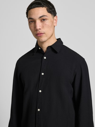Männermodel trägt Regular Fit Freizeithemd mit Kentkragen Modell 'BREEZE' von Jack & Jones aus Baumwoll-Leinen-Mix, Nahaufnahme Oberkörper. Rückenlänge bei Größe M: 73 cm, Schulterbreite: 48 cm, Ärmellänge: 63 cm.