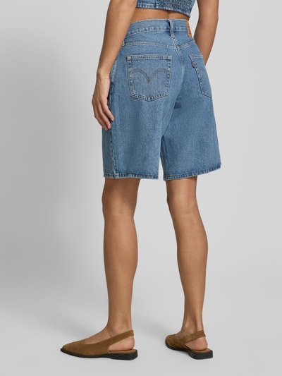 Vrouwenmodel draagt Loose Fit Jeansshorts uit puur katoen model 'MIDDY JORT' van Levi's®, denimlook, 5-pocketmodel, labelpatch, riemlussen, knoop- en ritssluiting, ganzekörperaanzicht rückansicht.