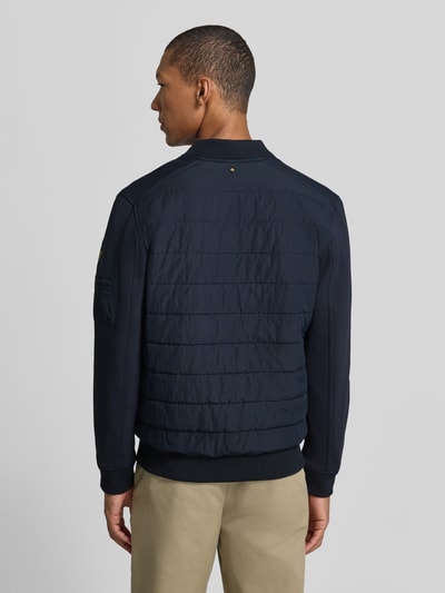 Mannelijk model draagt PME Legend Sweatjacke mit Steppnähten und Stehkragen, donkerblauw met gestikte details, slim fit, katoenmix met stretch, zakken met knoopsluiting, volledige rugaanzicht.