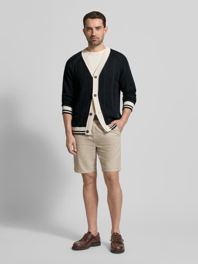 Männermodel trägt Cardigan mit V-Ausschnitt und Knopfleiste von PAUL SMITH aus Reiner Baumwolle im Regular-Fit, Ganzkörperansicht von vorne.
