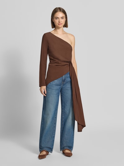 Kobiece model nosi bluzkę na jedno ramię z mieszanki modalu marki Topshop, dopasowany krój, marszczenie z trenem w talii, długość tyłu 53 cm, długość rękawa 56 cm, brązowa, tekstura gładka, widok całej sylwetki z przodu